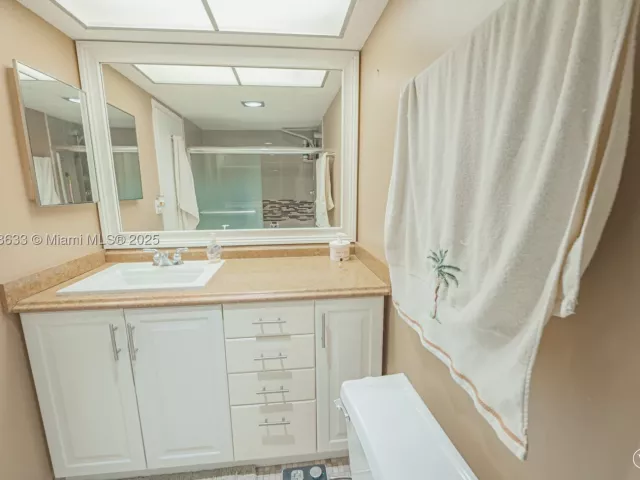 2-bedroom condo for sale in Sunny Isles Beach - 301 174th St 401 - MondialRealty