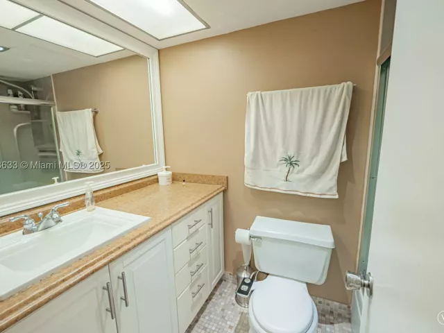 2-bedroom condo for sale in Sunny Isles Beach - 301 174th St 401 - MondialRealty