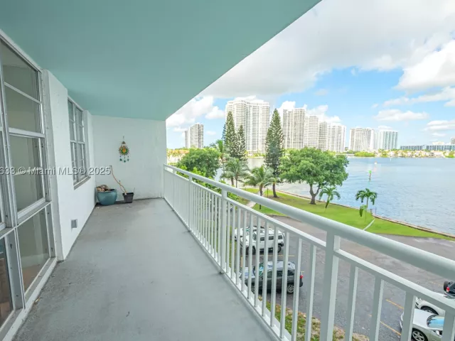 2-bedroom condo for sale in Sunny Isles Beach - 301 174th St 401 - MondialRealty