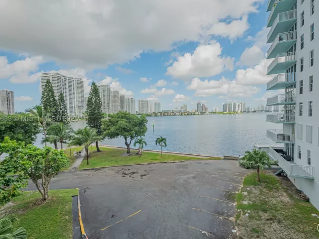 2-bedroom condo for sale in Sunny Isles Beach - 301 174th St 401 - MondialRealty