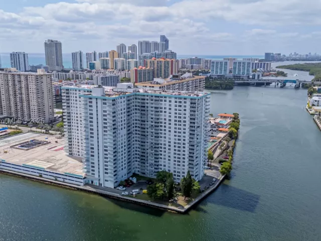 2-bedroom condo for sale in Sunny Isles Beach - 301 174th St 401 - MondialRealty