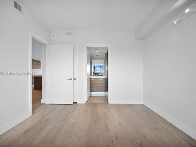 Apartment for sale  Unit #1004 - photo 5935270