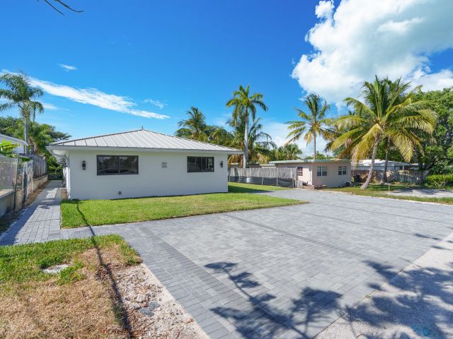 Home for sale at 303/305 De Carie - photo 5934166