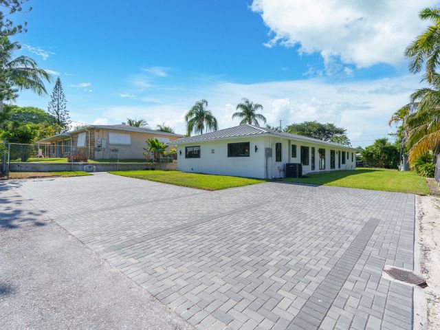 Home for sale at 303/305 De Carie - photo 5934168