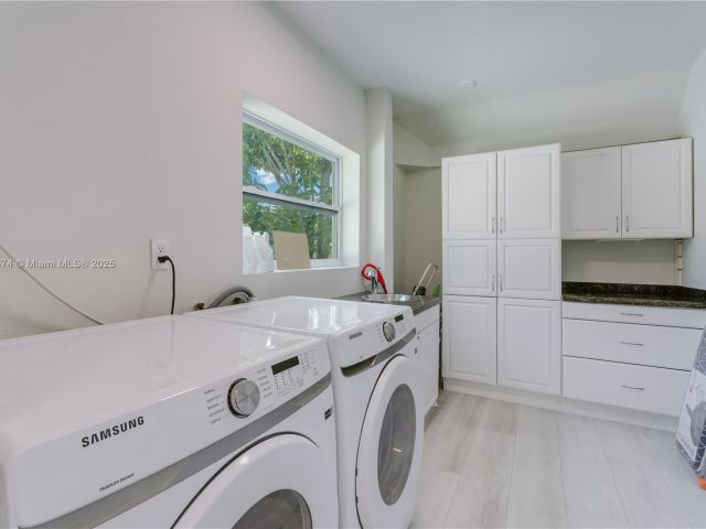 Home for rent at 819 Hollywood Blvd - photo 5934101