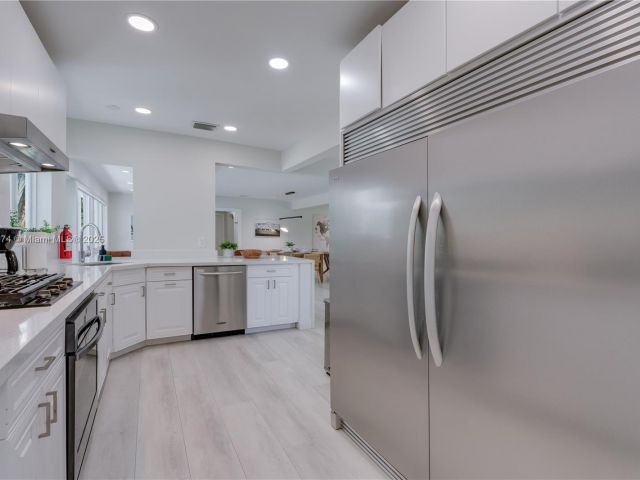 Home for rent at 819 Hollywood Blvd - photo 5934102