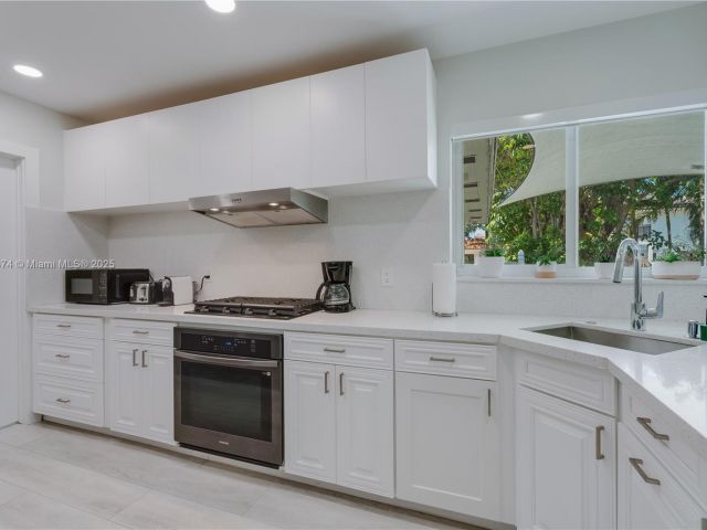 Home for rent at 819 Hollywood Blvd - photo 5934103