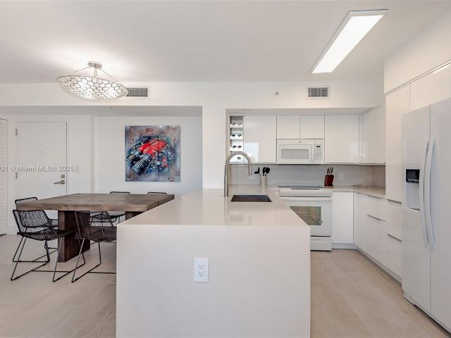 Apartment for rent  Unit #2410 - photo 5934599