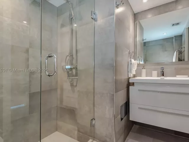 2-bedroom condo for rent in Miami Beach - 90 Alton Rd 2410 - MondialRealty