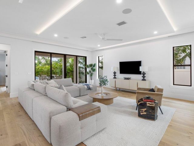 Home for sale at 731 SE 4th Avenue - photo 5935501