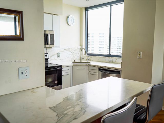 Apartment for sale  Unit #1013 - photo 5948672