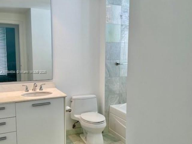 1-bedroom condo for sale in Miami - 1050 Brickell Ave 1602 - MondialRealty