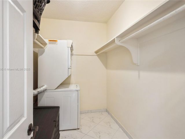 Apartment for rent  Unit #212 - photo 5947873