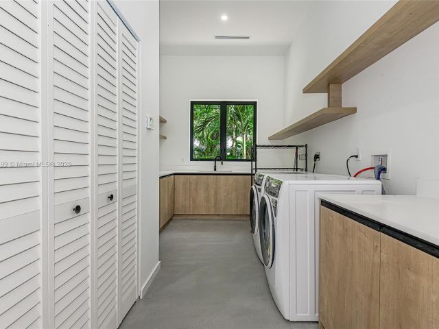 Home for sale at 2730 SW 17th Ave - photo 5998596