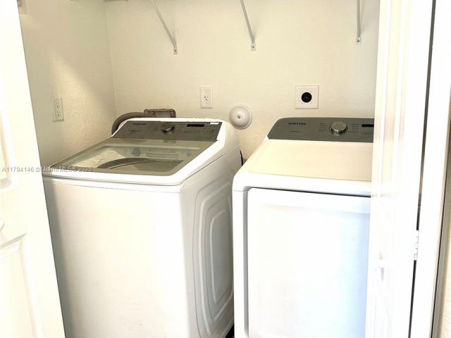 Home for rent at 2418 SE 10th Ct - photo 5975113