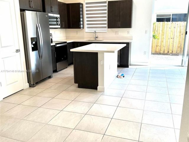 Home for rent at 2418 SE 10th Ct - photo 5975119