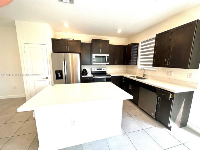 Home for rent at 2418 SE 10th Ct - photo 5975121