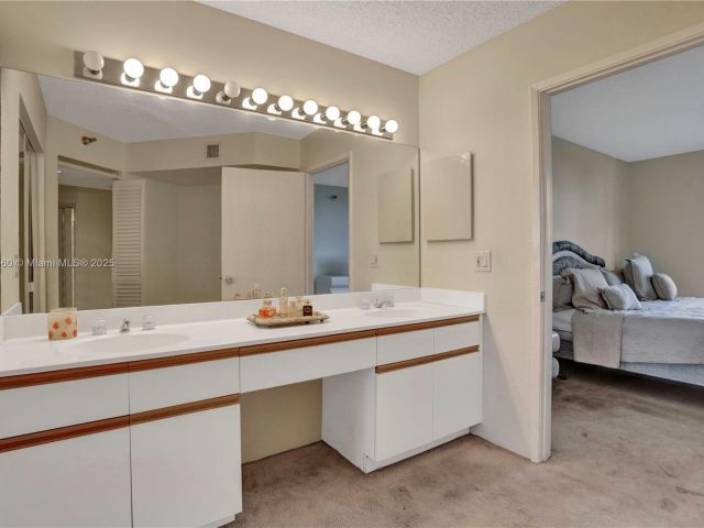 Apartment for rent  Unit #504 - photo 5966341