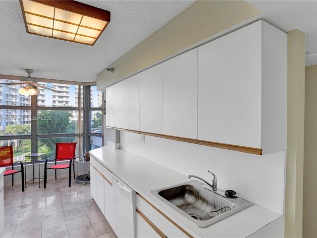 Apartment for rent  Unit #504 - photo 5966346