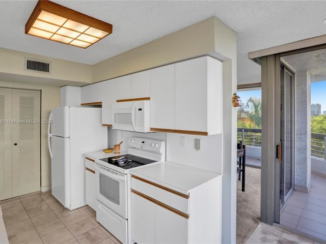 Apartment for rent  Unit #504 - photo 5966347