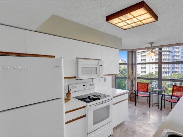 Apartment for rent  Unit #504 - photo 5966348