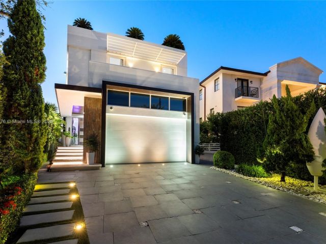 Home for sale at 441 N Hibiscus Dr - photo 5963023