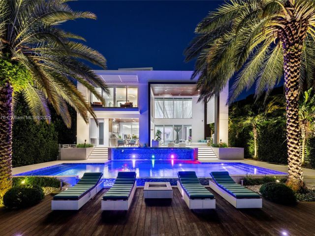 Home for sale at 441 N Hibiscus Dr - photo 5963026