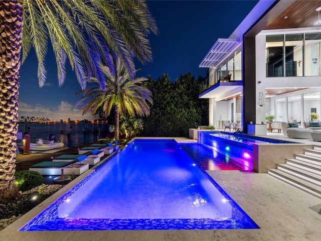 Home for sale at 441 N Hibiscus Dr - photo 5963027