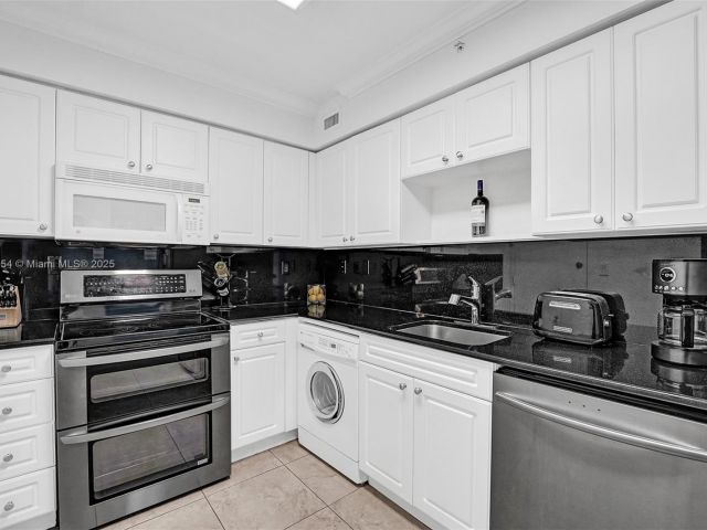 Apartment for rent  Unit #401 (Ave. March 2026) - photo 6000876