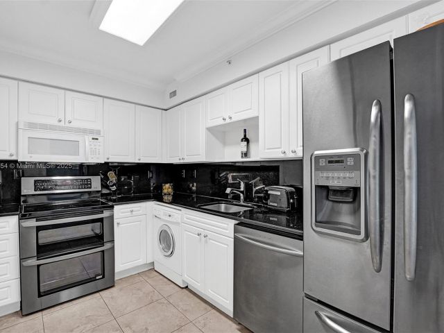 Apartment for rent  Unit #401 (Ave. March 2026) - photo 6000878