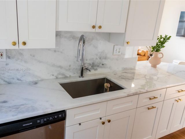 Apartment for sale  Unit #3302 - photo 5965695