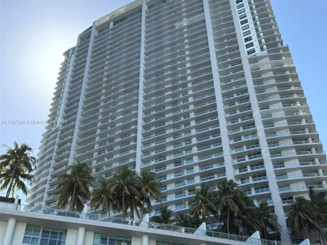 2-bedroom condo for sale in Miami - 90 SW 3rd St 3601 - MondialRealty
