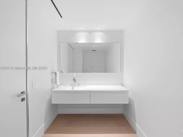 5-bedroom condo for sale in Miami Beach - 7025 Fisher Island Dr 7025 - MondialRealty