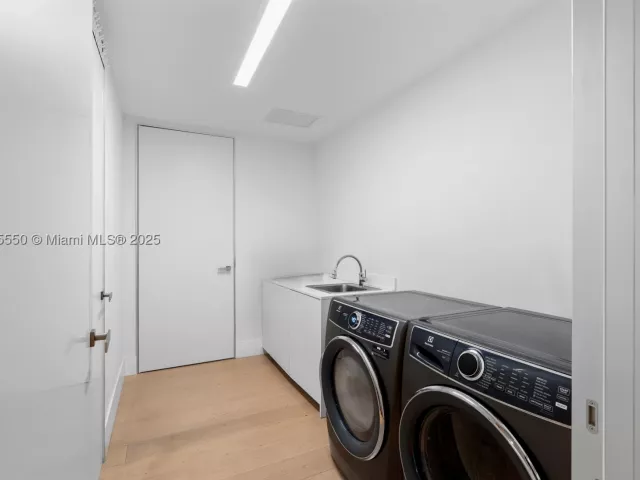 5-bedroom condo for sale in Miami Beach - 7025 Fisher Island Dr 7025 - MondialRealty
