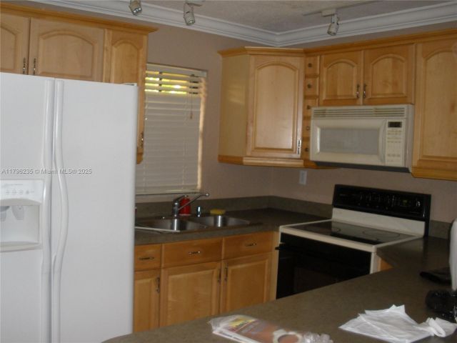 Home for rent at 11795 SW 18th St 3-31 - photo 5973113