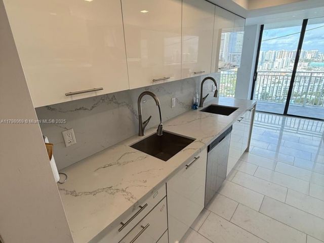 Apartment for rent  Unit # - photo 5976391