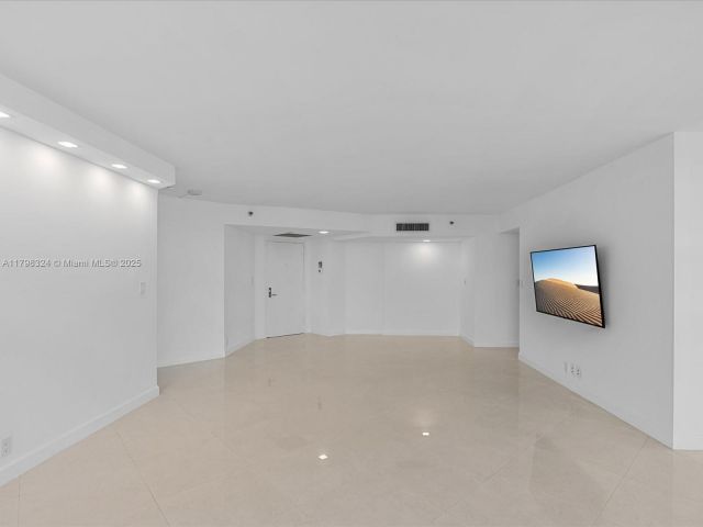 Apartment for sale  Unit #3310 (LPH10) - photo 5985074