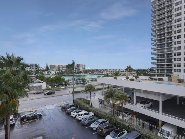 2-bedroom condo for sale in Hollywood - 3001 S Ocean Dr 443 - MondialRealty