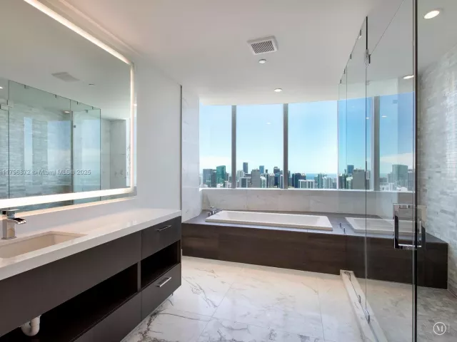 4-bedroom condo for sale in Miami - 851 NE 1st Ave PH5011 - MondialRealty