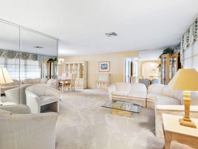 Home for sale at 3163 NE 8th Avenue - photo 5995713