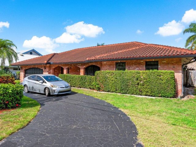 Home for sale at 3163 NE 8th Avenue - photo 5995714