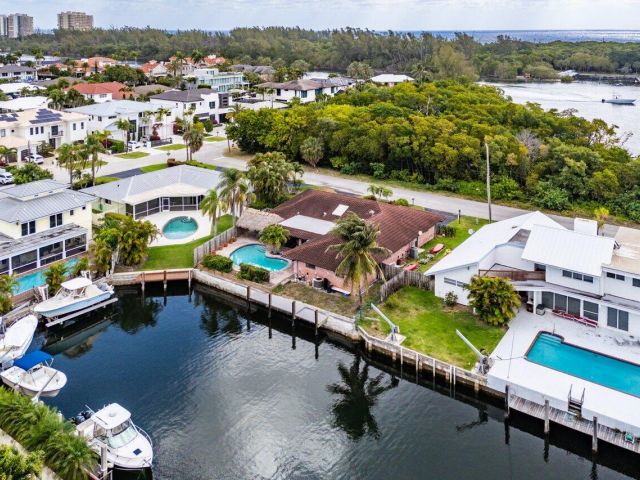 Home for sale at 3163 NE 8th Avenue - photo 5995716