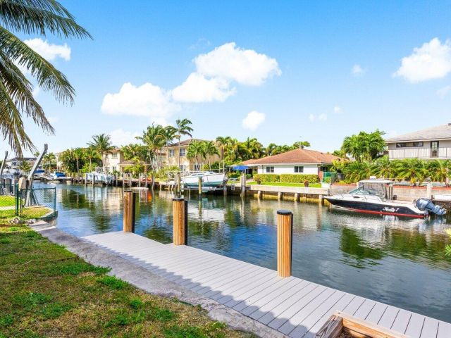 Home for sale at 3163 NE 8th Avenue - photo 5995718