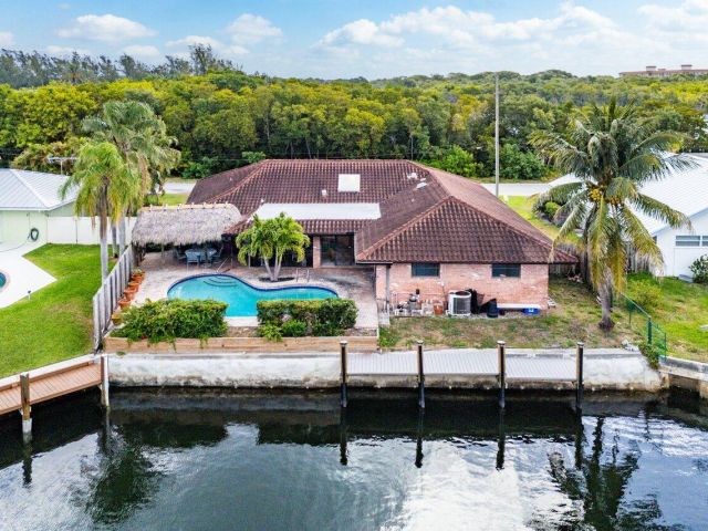 Home for sale at 3163 NE 8th Avenue - photo 5995719