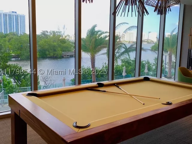2-bedroom condo for sale in North Miami Beach - 16385 Biscayne Blvd 1806 +1 parking - MondialRealty