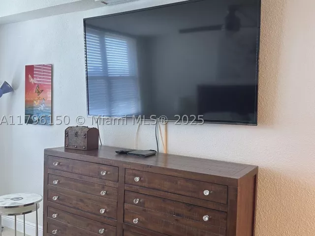 1-bedroom condo for sale in Hollywood - 2501 S Ocean Dr 1228 - MondialRealty