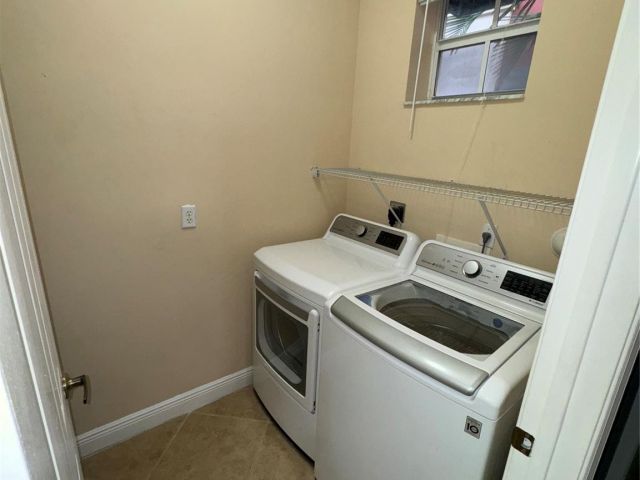 Home for sale at 1033 NE 17th Way 605 - photo 5981457