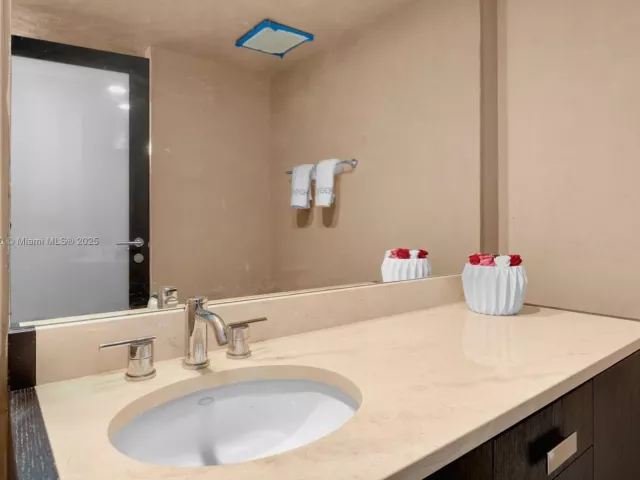 3-bedroom condo for sale in Sunny Isles Beach - 18201 Collins Ave 5206 - MondialRealty