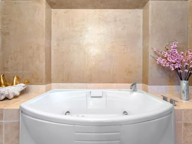 3-bedroom condo for sale in Sunny Isles Beach - 18201 Collins Ave 5206 - MondialRealty