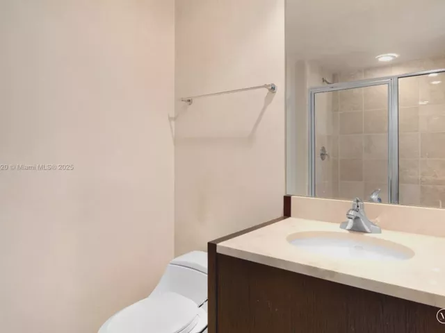 3-bedroom condo for sale in Sunny Isles Beach - 18201 Collins Ave 5206 - MondialRealty